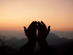 definisi shalat Shalat yang kita lakukan pada hakikatnya adalah doa kepada Allah, agar Ia meridloi kita sebagai hamba-Nya.