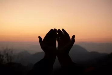 definisi shalat Shalat yang kita lakukan pada hakikatnya adalah doa kepada Allah, agar Ia meridloi kita sebagai hamba-Nya.