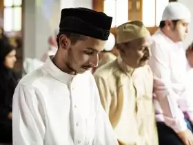 Shalat dan seluruh aspeknya tidak sah bahkan celaka, jika tidak melakukan substansinya yaitu menolong sesama