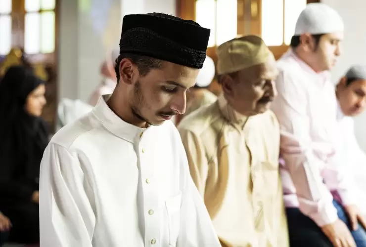 Shalat dan seluruh aspeknya tidak sah bahkan celaka, jika tidak melakukan substansinya yaitu menolong sesama