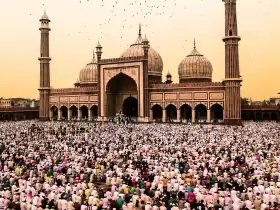 Shalat dalam kaidah Islam terbagi dua, yaitu shalat ritual dan aktual. Dalam arti ritual (mahdlah), dan aktual (gairu mahdlah).