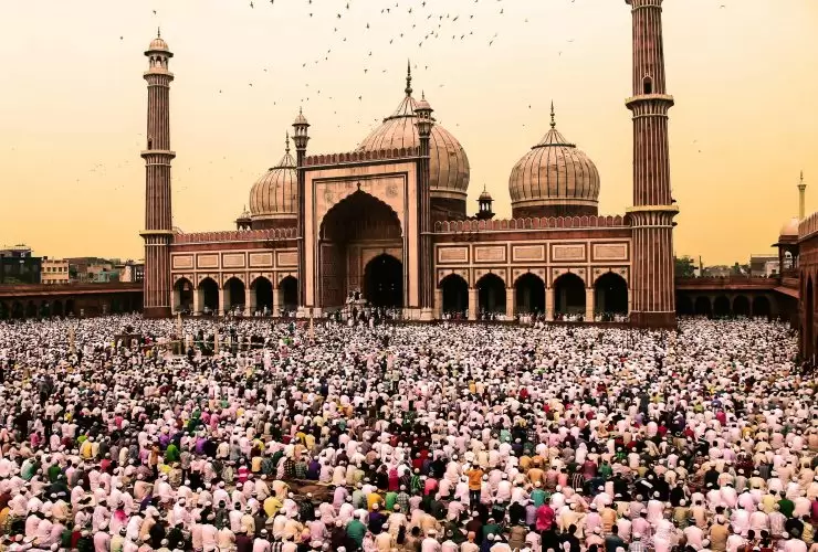 Shalat dalam kaidah Islam terbagi dua, yaitu shalat ritual dan aktual. Dalam arti ritual (mahdlah), dan aktual (gairu mahdlah).