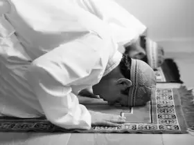 Sujud hanya untuk Allah. Perihal bersujud ini, mari kita lihat percakapan antara Ja’far bin Abu Tholib Ra, Raja Habsyi dan Amr bin Ash