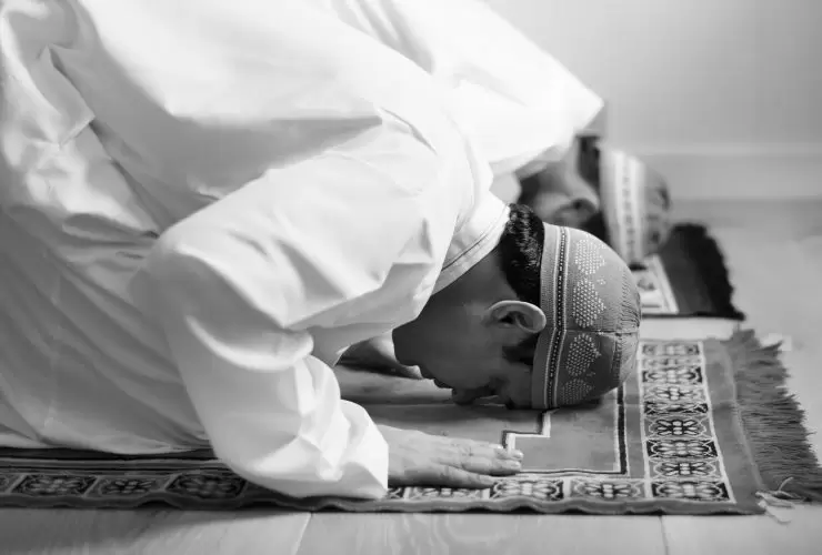 Sujud hanya untuk Allah. Perihal bersujud ini, mari kita lihat percakapan antara Ja’far bin Abu Tholib Ra, Raja Habsyi dan Amr bin Ash