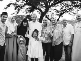 Perayaan Idul Fitri dibentuk oleh berbagai tradisi dan budaya unik yang ada di setiap negara yang merayakannya.