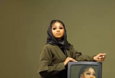 Allah Swt yang menurunkan syariat jilbab agar manusia menutup aurat. Siapakah Allah itu? Kewajiban pertama manusia ialah mengenal Allah.