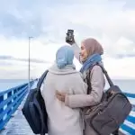 menanggalkan jilbab