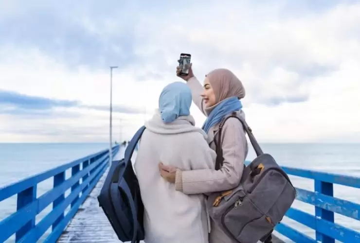 menanggalkan jilbab