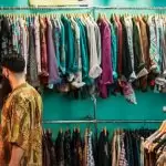 Seorang ayah, harus membelikan pakaian ilahi yang cocok dengan tuntunan Islam. Jangan membelikan pakaian yang memperlihatkan aurat.