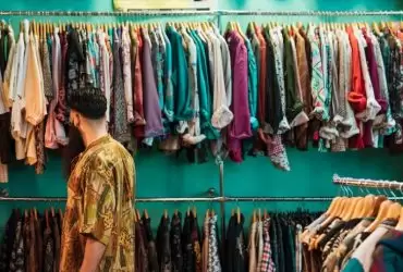 Seorang ayah, harus membelikan pakaian ilahi yang cocok dengan tuntunan Islam. Jangan membelikan pakaian yang memperlihatkan aurat.